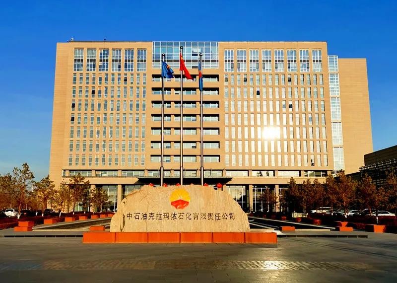 Application du traçage thermique et de l'isolation du système de chauffage électrique Anhui Huanrui pour les réservoirs de stockage de pétrole brut du champ pétrolier de Karamay de PetroChina