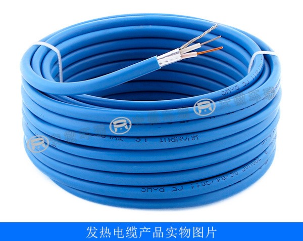 Un système de câbles chauffants est utilisé pour faire fondre la neige et la glace sur le toit de la serre à semis.